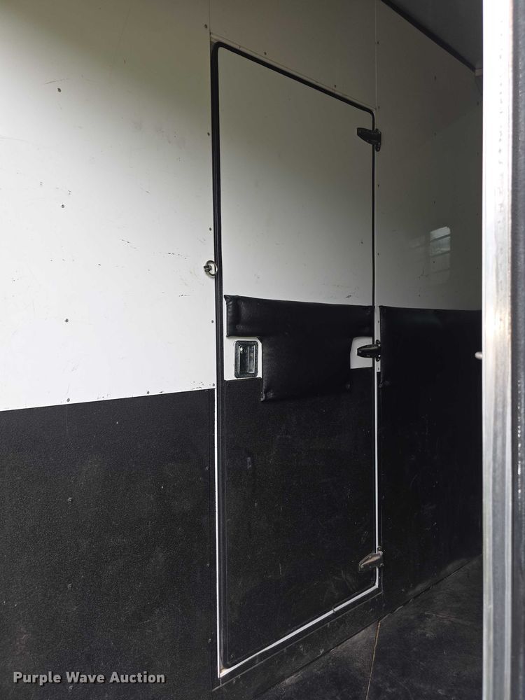 image for item EF3732 2005 Sundowner Sunlite 727 horse trailer