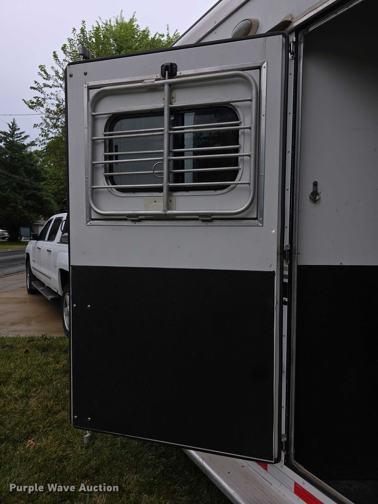 image for item EF3732 2005 Sundowner Sunlite 727 horse trailer