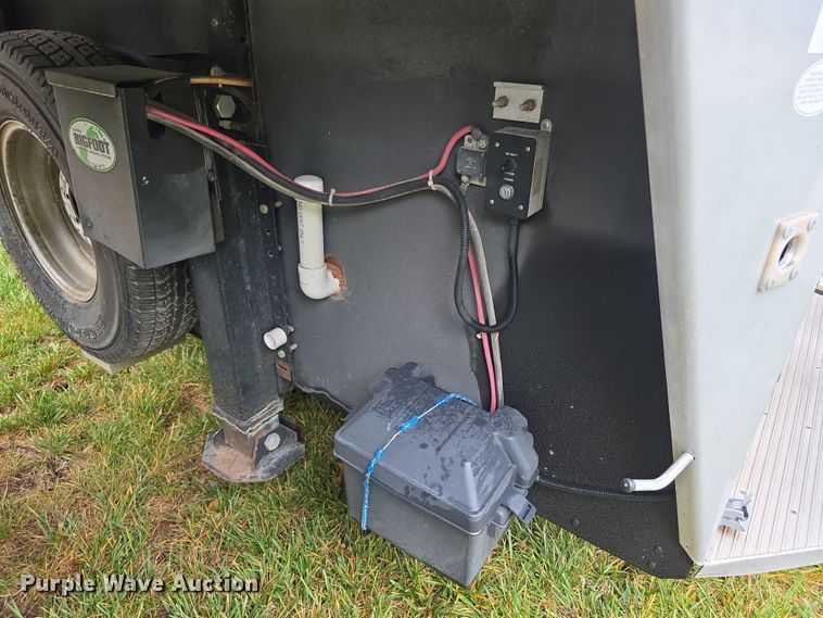 image for item EF3732 2005 Sundowner Sunlite 727 horse trailer