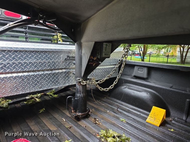 image for item EF3732 2005 Sundowner Sunlite 727 horse trailer