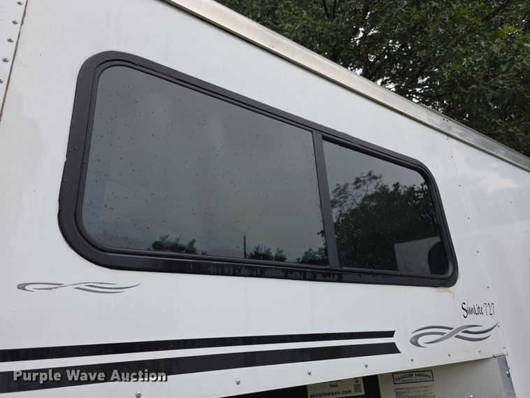 image for item EF3732 2005 Sundowner Sunlite 727 horse trailer