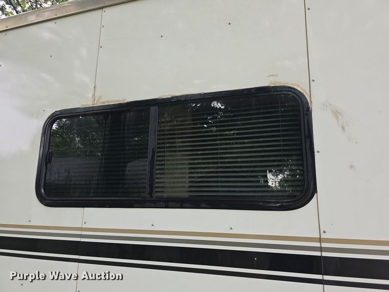 image for item EF3732 2005 Sundowner Sunlite 727 horse trailer