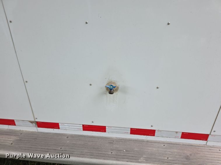 image for item EF3732 2005 Sundowner Sunlite 727 horse trailer