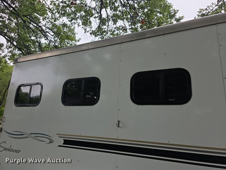 image for item EF3732 2005 Sundowner Sunlite 727 horse trailer