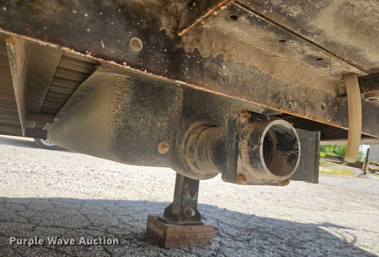 image for item EF3732 2005 Sundowner Sunlite 727 horse trailer