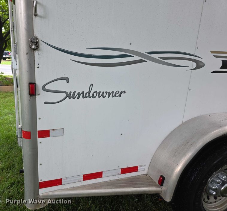image for item EF3732 2005 Sundowner Sunlite 727 horse trailer