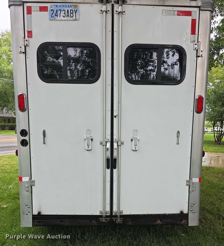 image for item EF3732 2005 Sundowner Sunlite 727 horse trailer