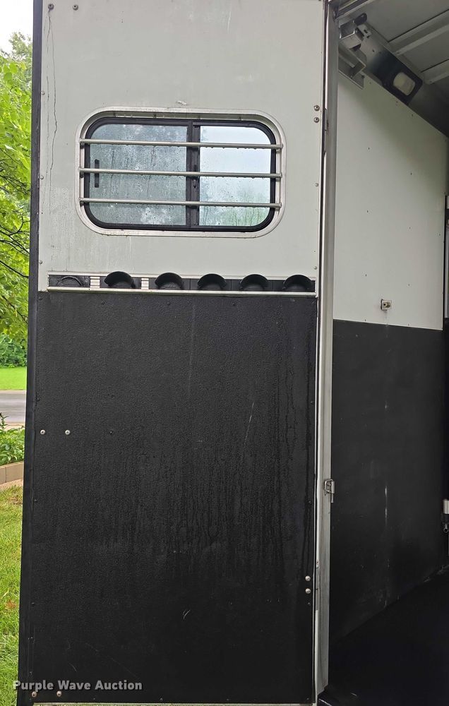 image for item EF3732 2005 Sundowner Sunlite 727 horse trailer