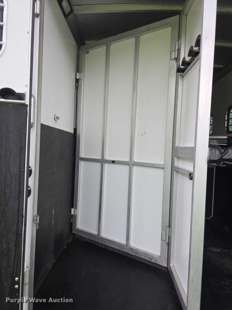 image for item EF3732 2005 Sundowner Sunlite 727 horse trailer