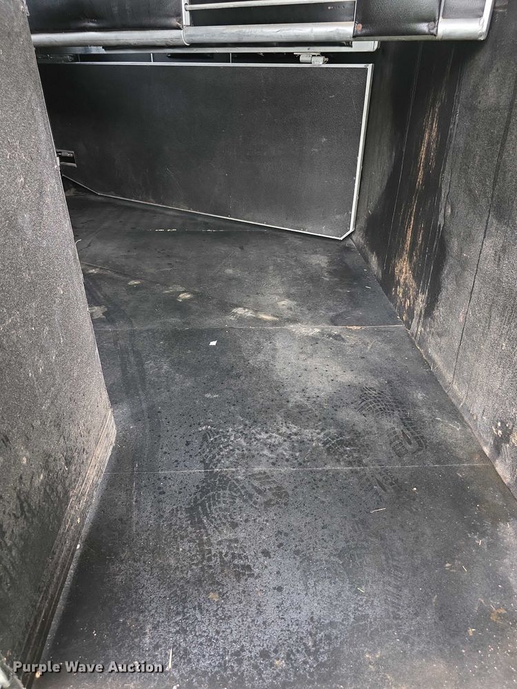 image for item EF3732 2005 Sundowner Sunlite 727 horse trailer