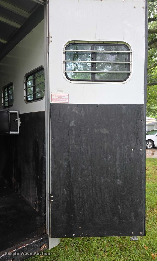 image for item EF3732 2005 Sundowner Sunlite 727 horse trailer