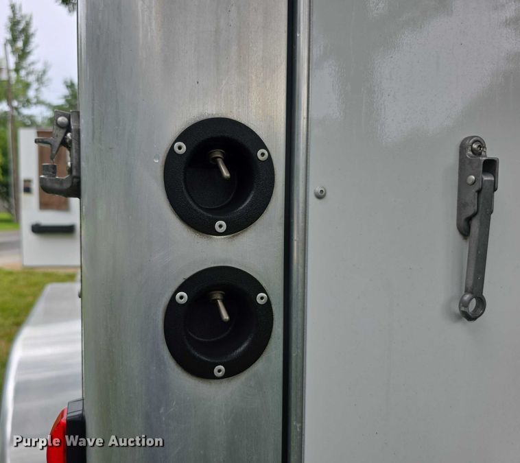 image for item EF3732 2005 Sundowner Sunlite 727 horse trailer