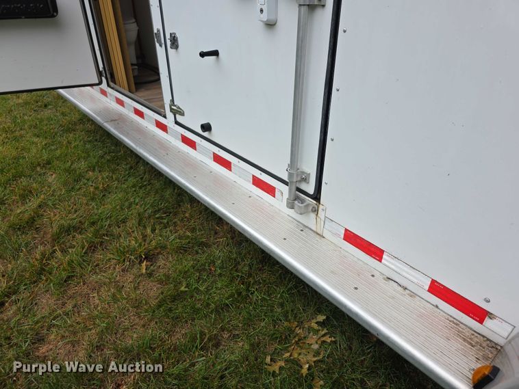 image for item EF3732 2005 Sundowner Sunlite 727 horse trailer