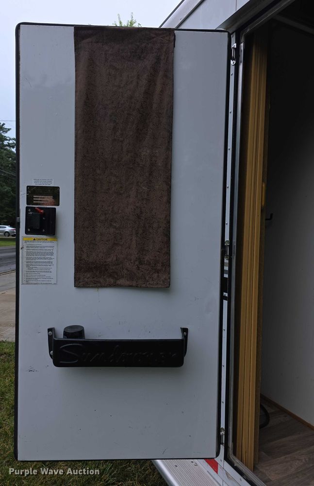 image for item EF3732 2005 Sundowner Sunlite 727 horse trailer