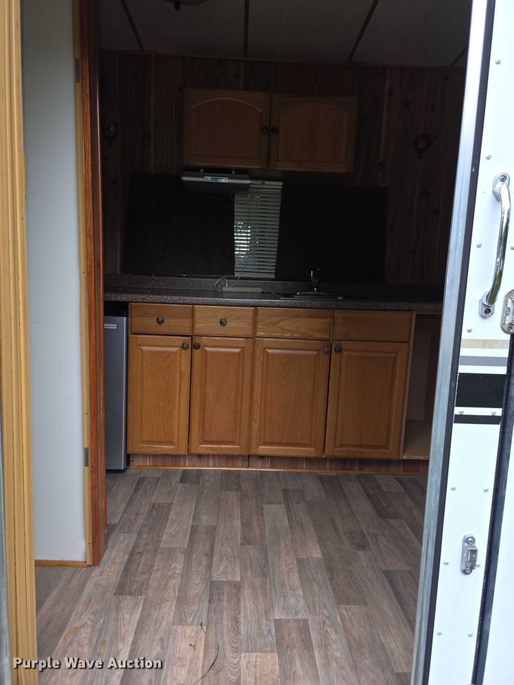 image for item EF3732 2005 Sundowner Sunlite 727 horse trailer