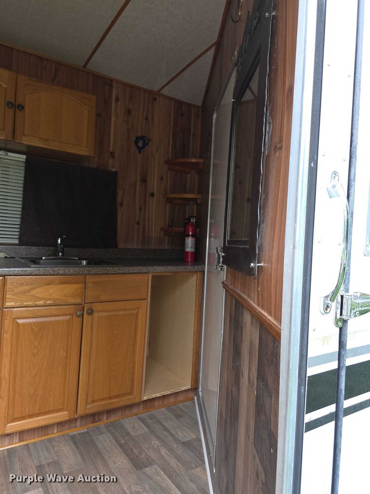 image for item EF3732 2005 Sundowner Sunlite 727 horse trailer