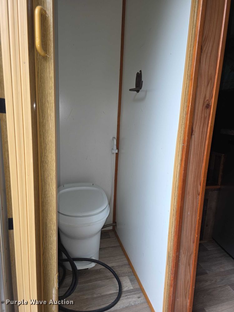 image for item EF3732 2005 Sundowner Sunlite 727 horse trailer