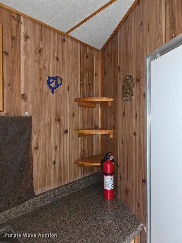 image for item EF3732 2005 Sundowner Sunlite 727 horse trailer