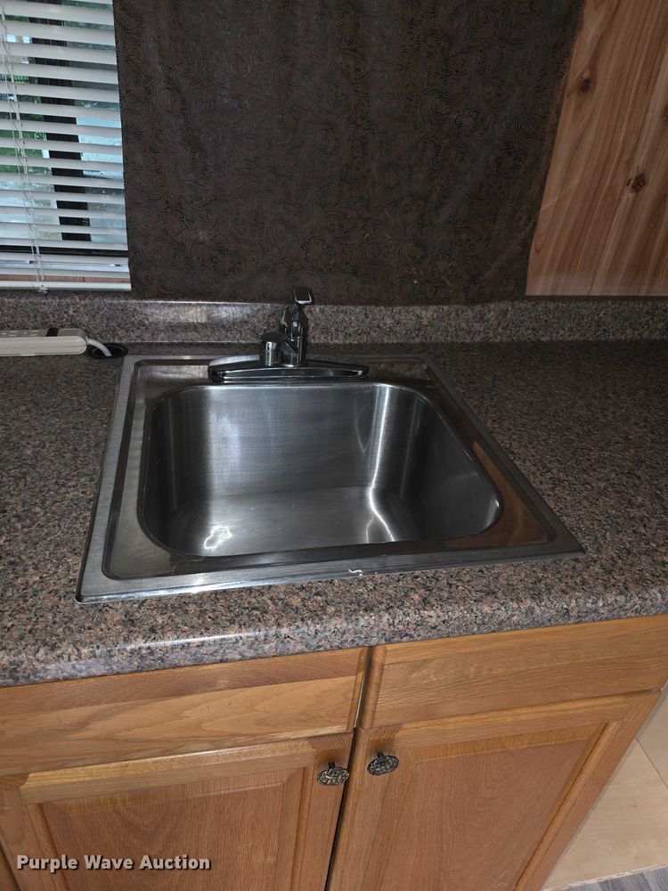 image for item EF3732 2005 Sundowner Sunlite 727 horse trailer