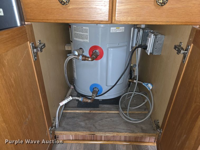 image for item EF3732 2005 Sundowner Sunlite 727 horse trailer