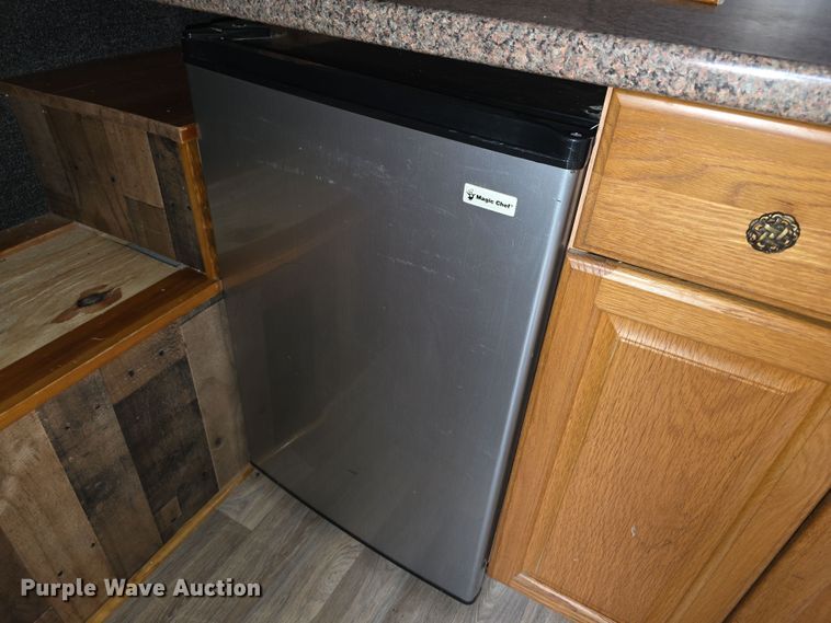 image for item EF3732 2005 Sundowner Sunlite 727 horse trailer