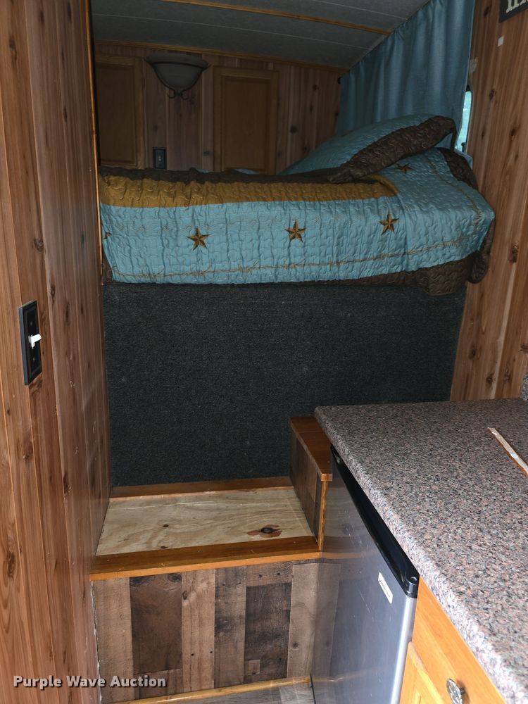 image for item EF3732 2005 Sundowner Sunlite 727 horse trailer