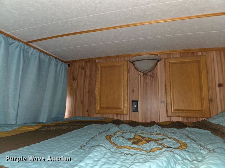 image for item EF3732 2005 Sundowner Sunlite 727 horse trailer