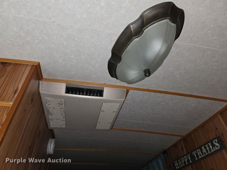 image for item EF3732 2005 Sundowner Sunlite 727 horse trailer