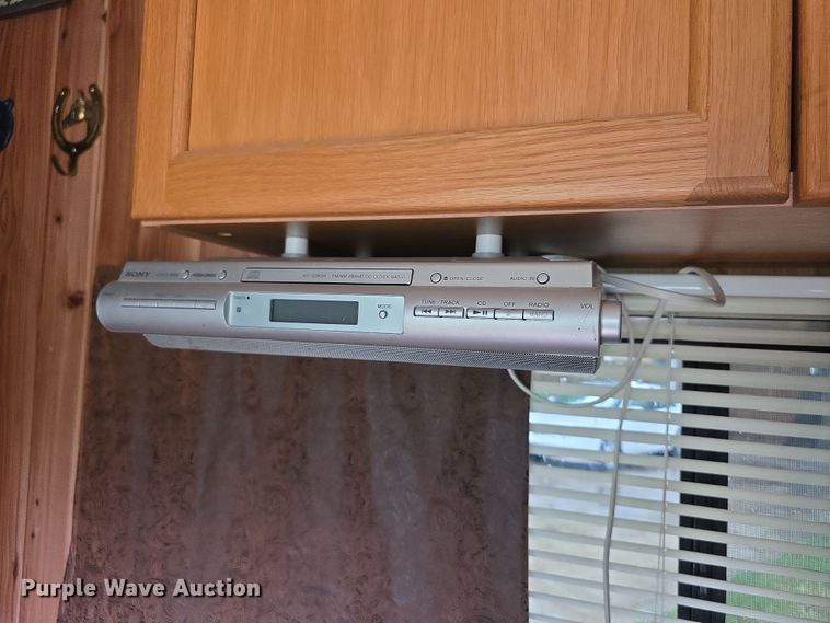 image for item EF3732 2005 Sundowner Sunlite 727 horse trailer