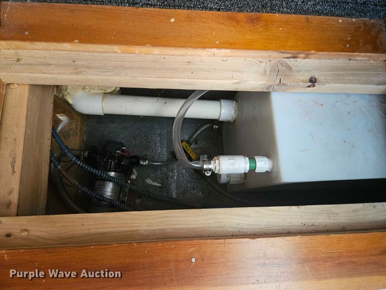 image for item EF3732 2005 Sundowner Sunlite 727 horse trailer