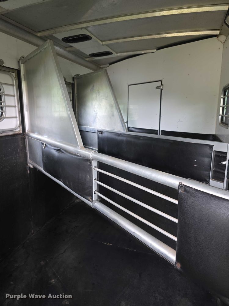 image for item EF3732 2005 Sundowner Sunlite 727 horse trailer