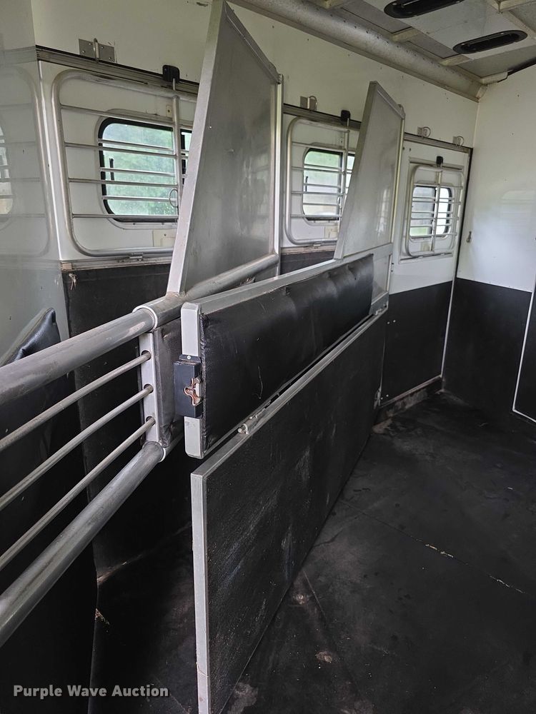 image for item EF3732 2005 Sundowner Sunlite 727 horse trailer