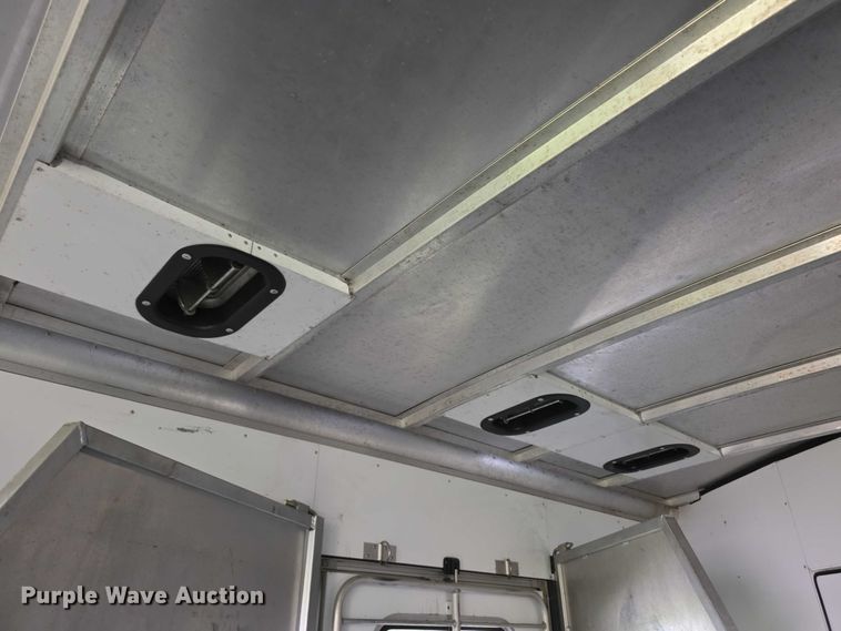 image for item EF3732 2005 Sundowner Sunlite 727 horse trailer