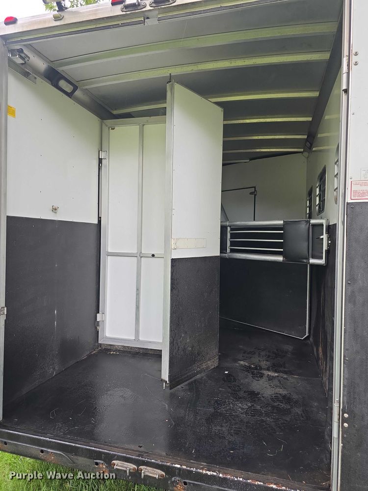 image for item EF3732 2005 Sundowner Sunlite 727 horse trailer