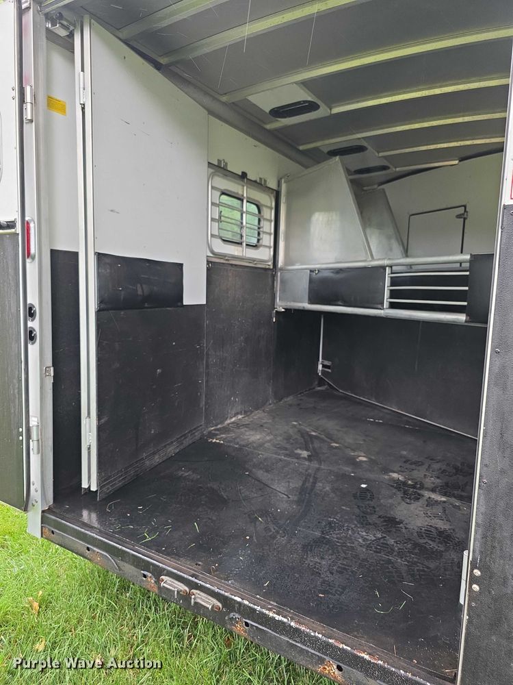 image for item EF3732 2005 Sundowner Sunlite 727 horse trailer