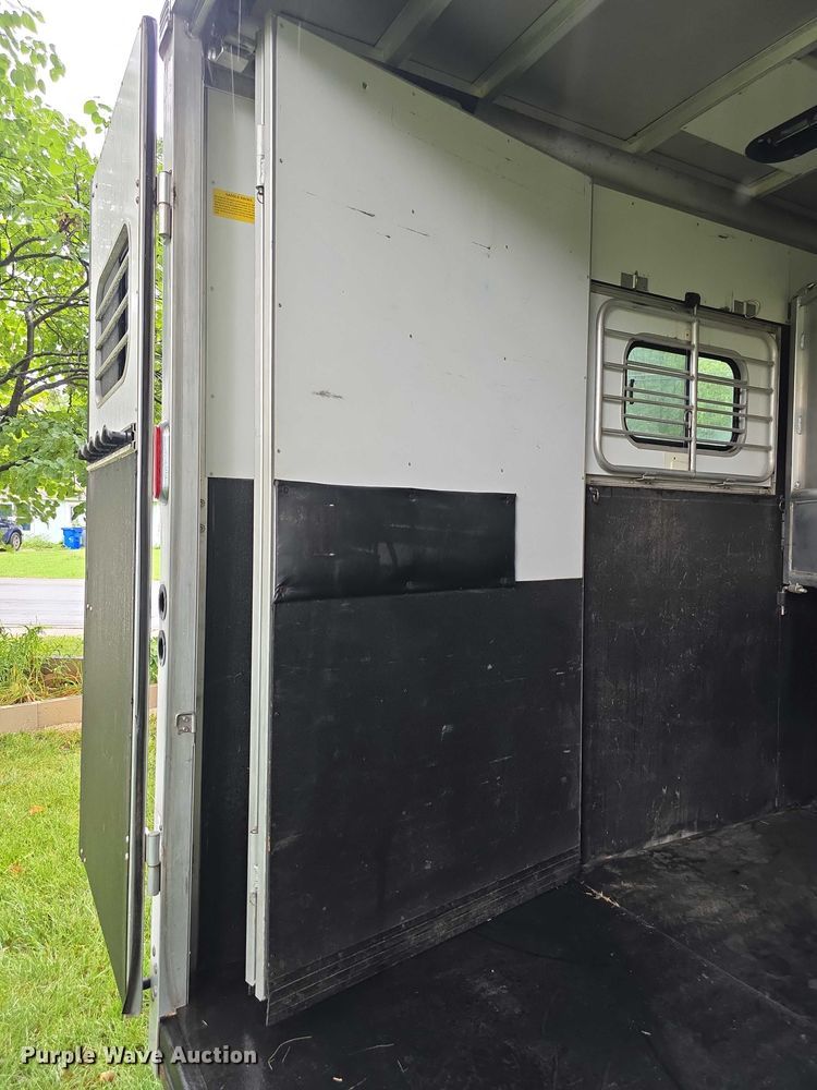 image for item EF3732 2005 Sundowner Sunlite 727 horse trailer