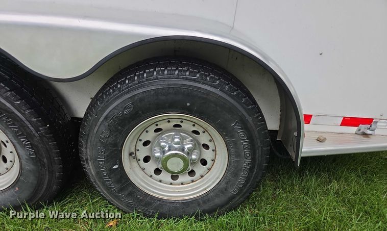 image for item EF3732 2005 Sundowner Sunlite 727 horse trailer