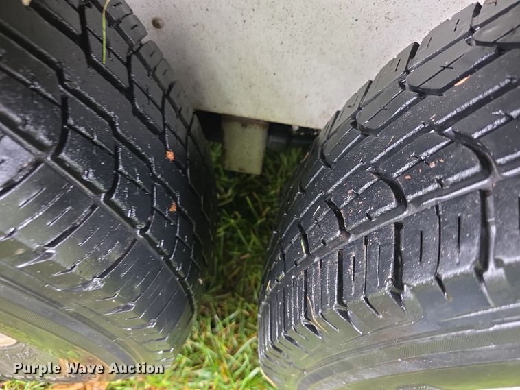 image for item EF3732 2005 Sundowner Sunlite 727 horse trailer