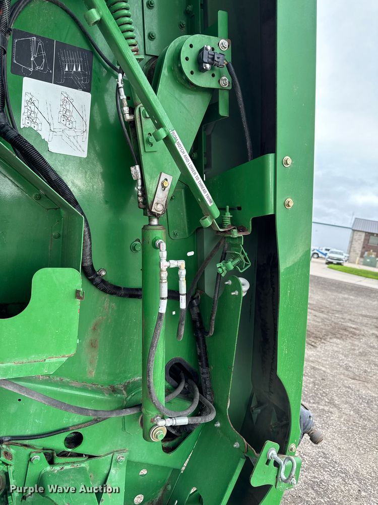 image for item EM2212 John Deere 569 Premium round baler
