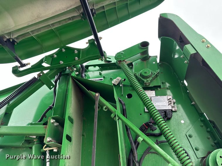 image for item EM2212 John Deere 569 Premium round baler