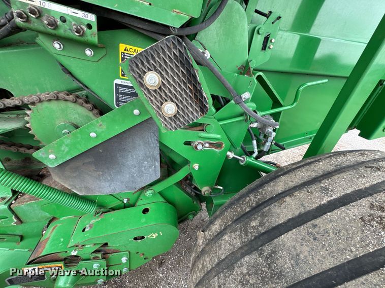 image for item EM2212 John Deere 569 Premium round baler