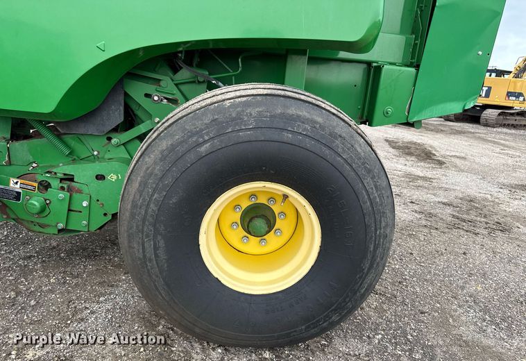image for item EM2212 John Deere 569 Premium round baler