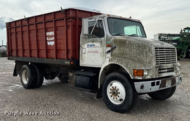 image for item EM2270 1993 International 8100 grain truck
