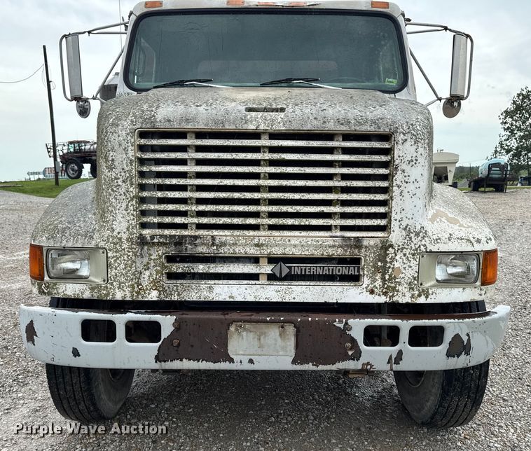 image for item EM2270 1993 International 8100 grain truck