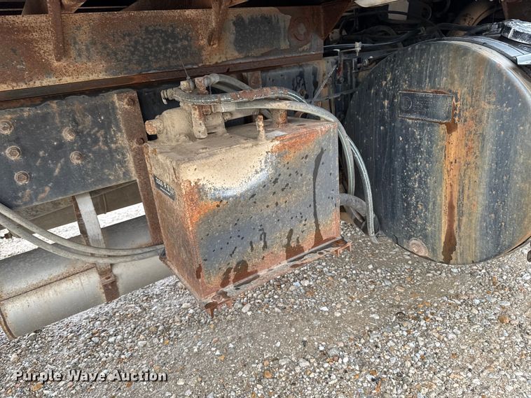 image for item EM2270 1993 International 8100 grain truck