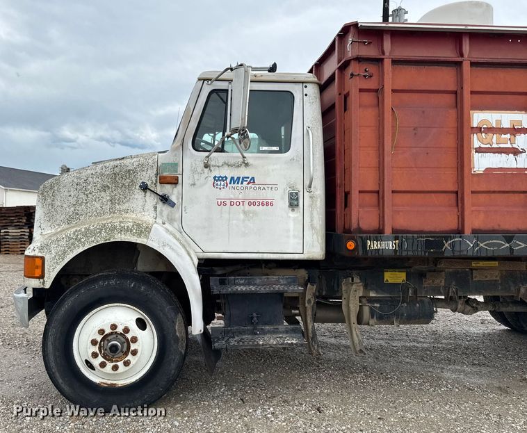 image for item EM2270 1993 International 8100 grain truck