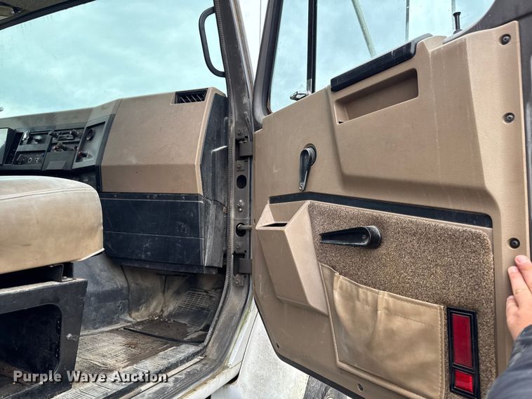 image for item EM2270 1993 International 8100 grain truck