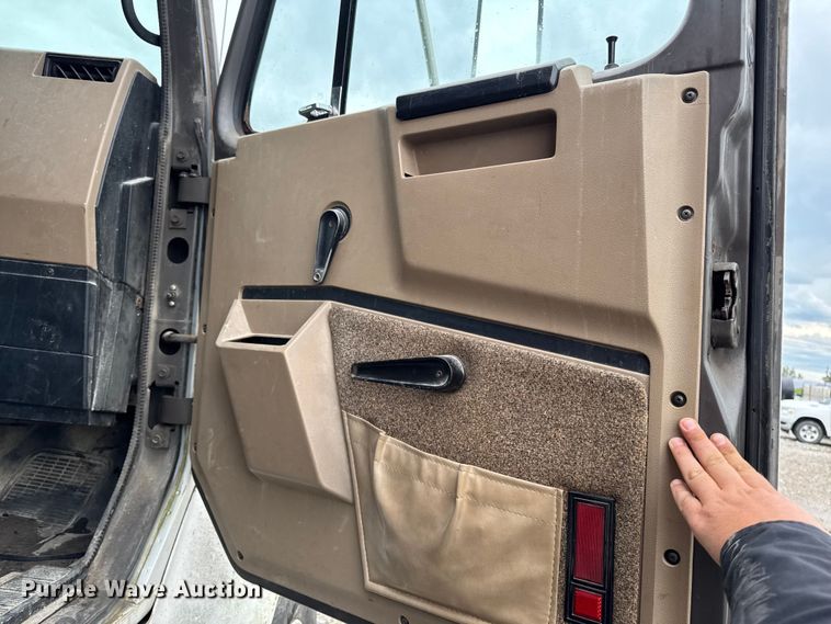 image for item EM2270 1993 International 8100 grain truck