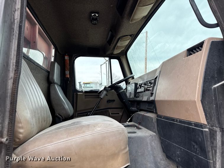 image for item EM2270 1993 International 8100 grain truck