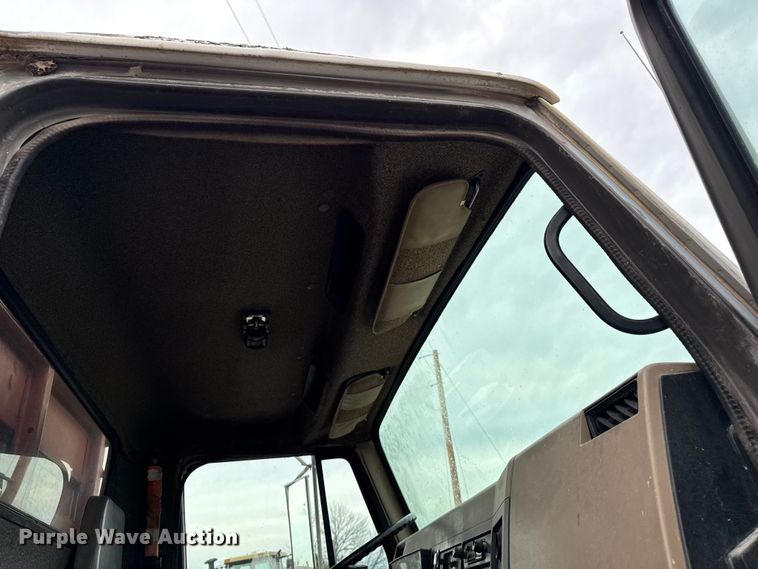 image for item EM2270 1993 International 8100 grain truck